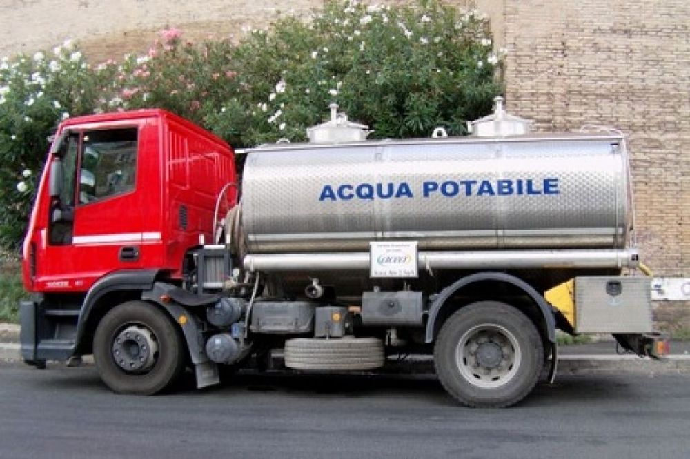 Acqua inquinata a Ragusa, tre autobotti per offrire acqua potabile nelle zone interessate dall’ordinanza del sindaco