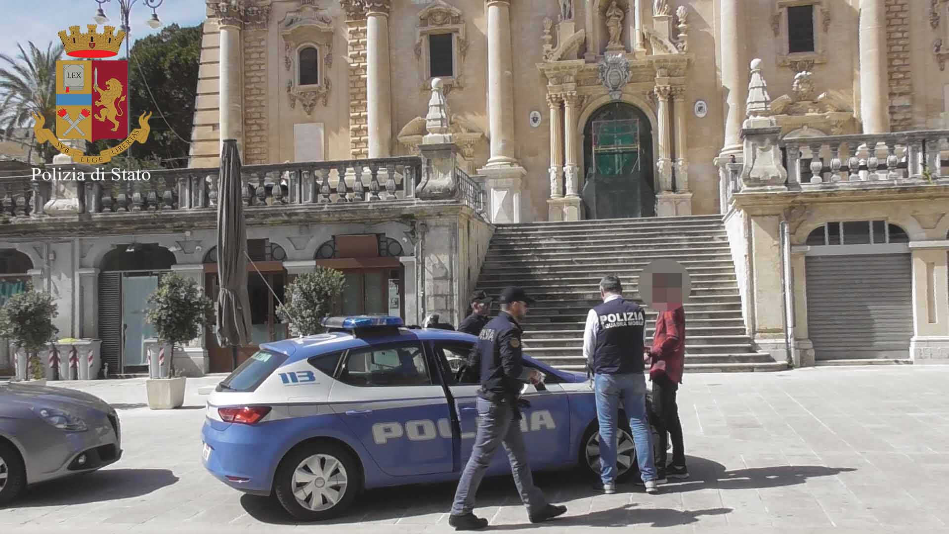 Arresto giovane marocchino che in piazza faceva estorsioni e mini rapine. Era il terrore dei ragazzini. VIDEO