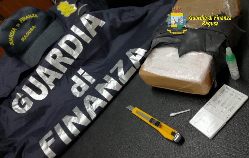Un chilo di cocaina purissima sequestrata dalla Guardia di Finanza. L’aveva una signora incensurata