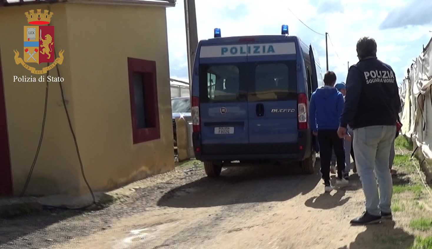 La Polizia di Stato denuncia due titolari di azienda per sfruttamento del lavoro.