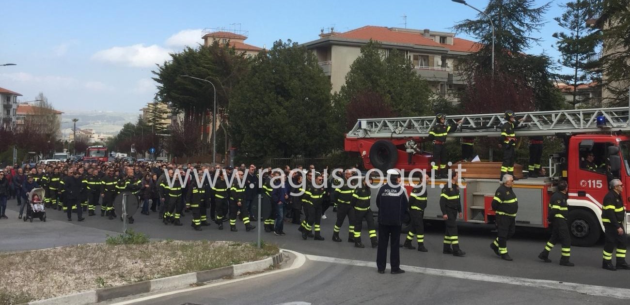 Grande commozione ai funerali di Pippo Tumino, il vigile del fuoco morto a 52 anni