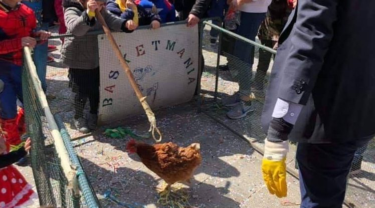 Acchiappa la gallina in piazza. Un gioco da oratorio che fa discutere