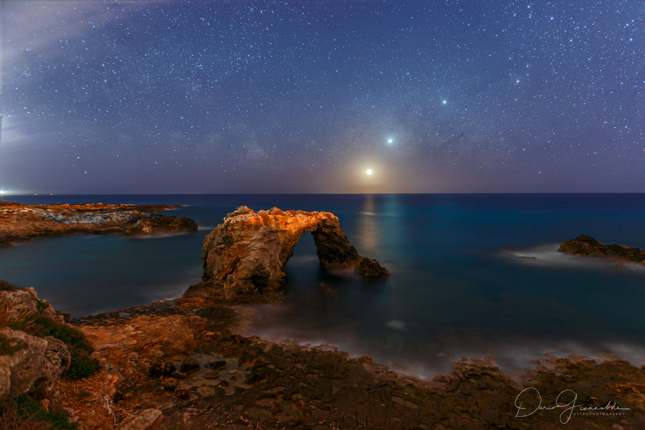 Venere, Giove e la Luna nello scatto di Giannobile oggi rilanciato dalla Nasa. La foto sul mare di Siracusa