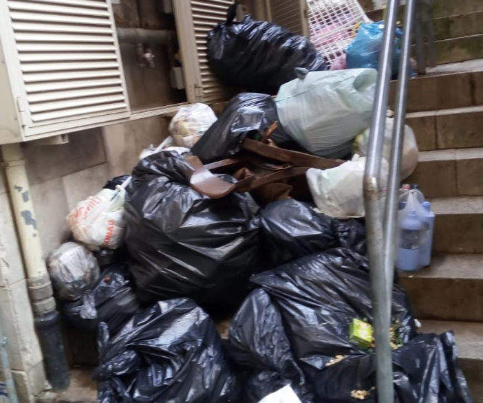 Rifiuti in centro storico. La denuncia del M5S