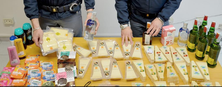 Quattro furti in meno di un’ora nei supermercati. La Polizia arresta due rumeni