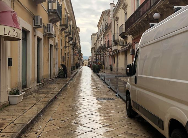 Via Cavour a Vittoria interdetta alle bici. Malumori per la decisione commissariale