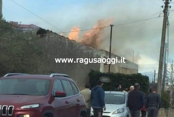 Incendio abitazione a Modica, donna salvata sul tetto