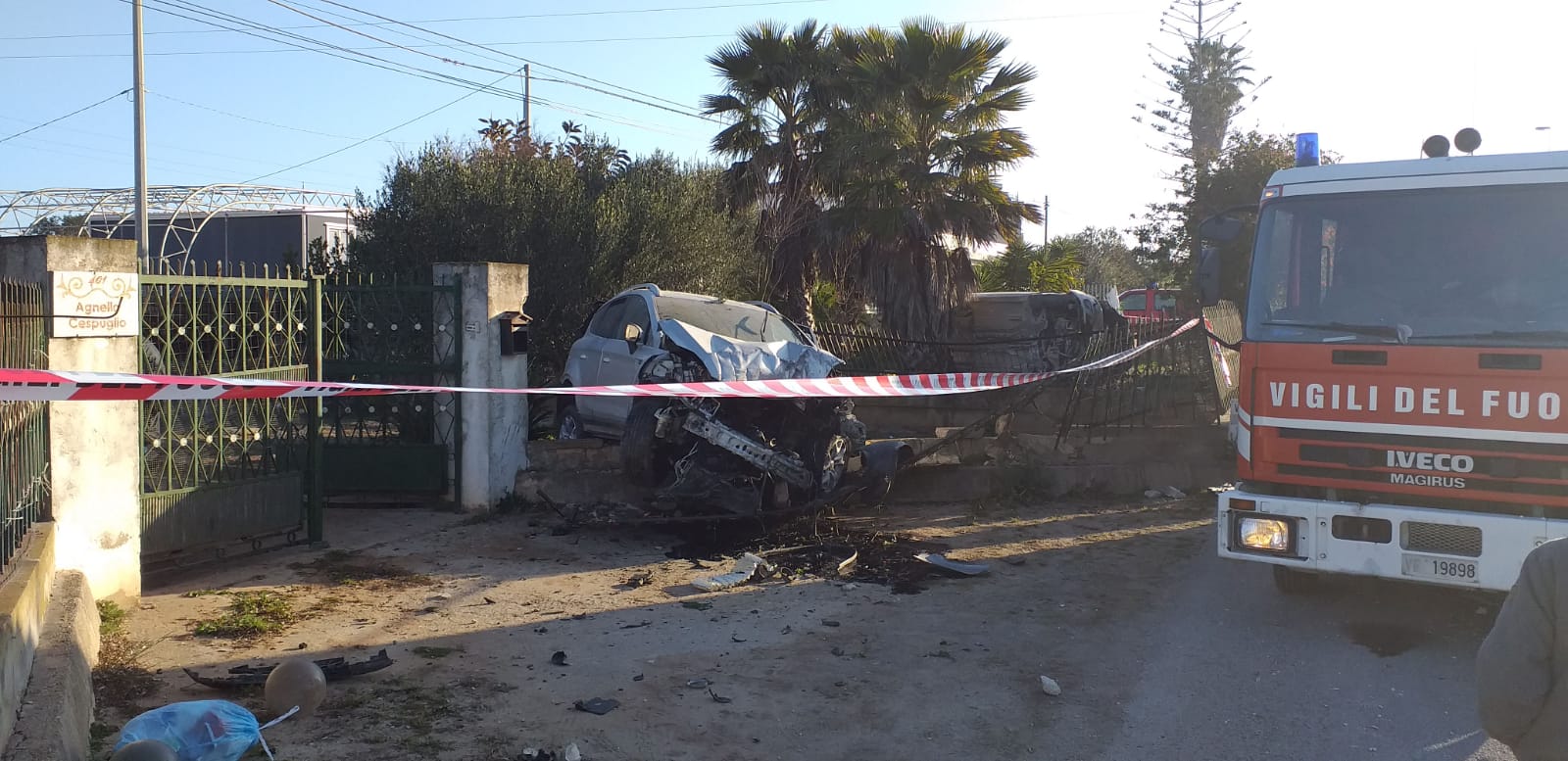 Otto feriti in incidente vicino Scoglitti. Vigili del Fuoco estraggono tre persone dalle lamiere