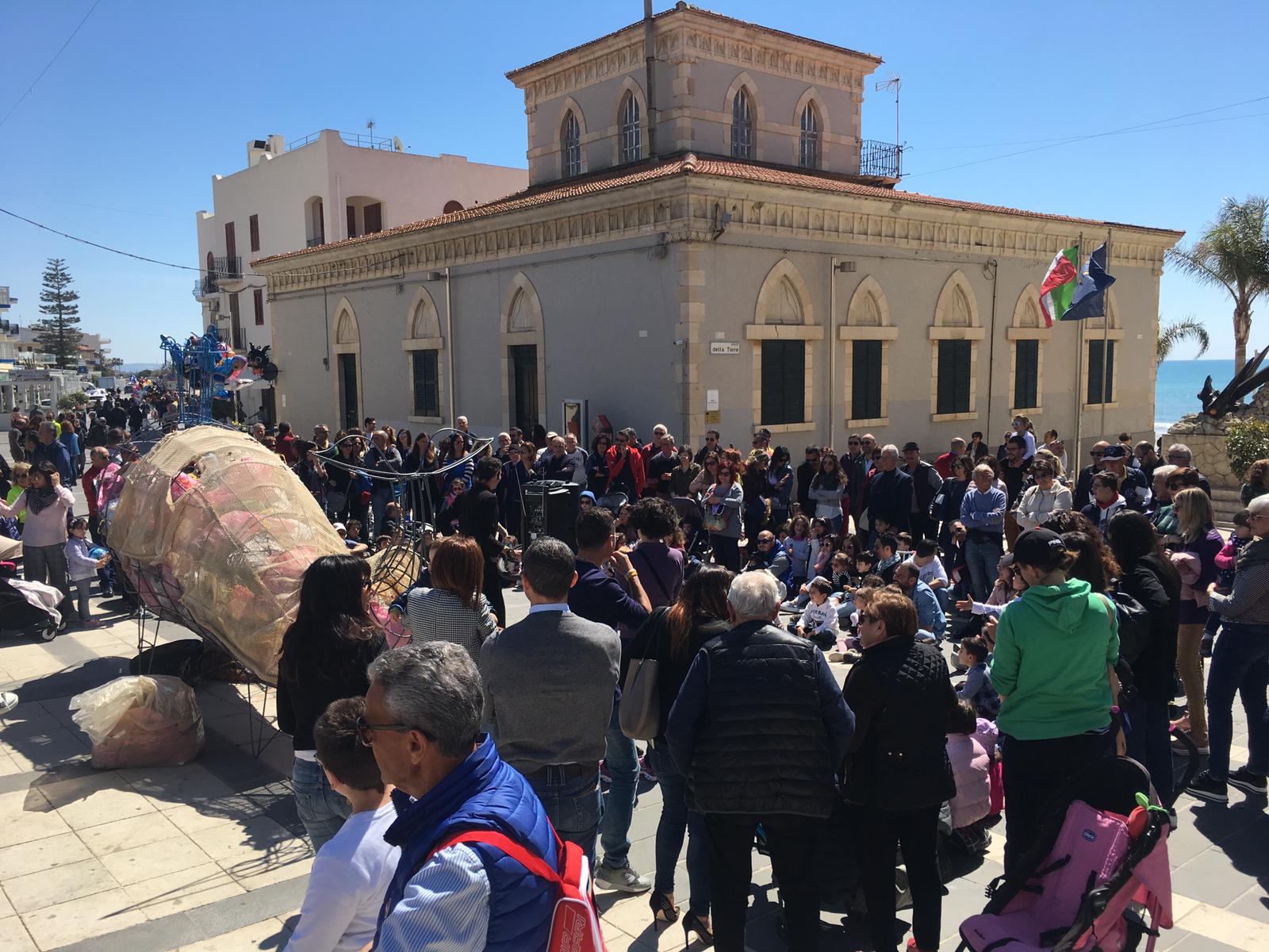Una balena mangia-rifiuti a Marina di Ragusa. Successo per “Un mare di plastica” dove i volontari puliscono spiagge e fondali. FOTO