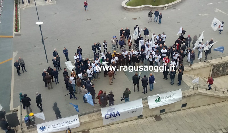 In piazza, in pochi, per chiedere certezze sul raddoppio della Ragusa – Catania