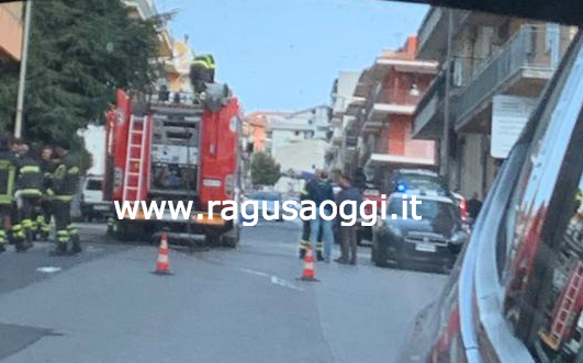 Esplosione in corso Vittorio Veneto a Ragusa. A fuoco negozio di bici, il proprietario ustionato. Trasferito in ospedale