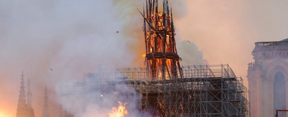 Brucia la Cattedrale di Notre Dame a Parigi: Il mondo intero è sgomento