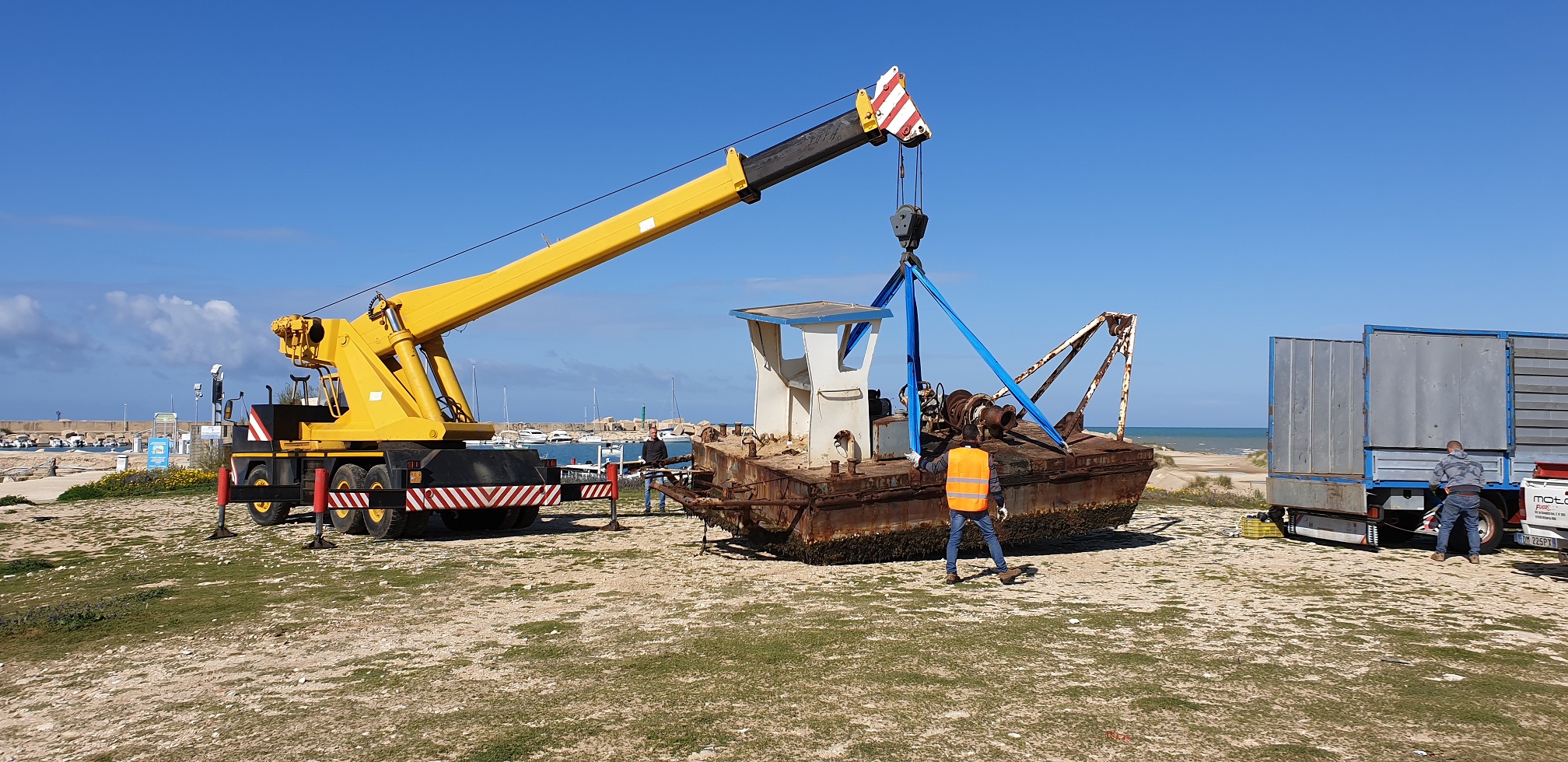 Rimosso al porto di  Scoglitti un vecchio ponteggio di oltre  6 tonnellate