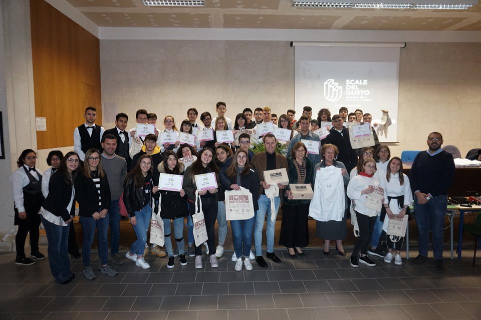 Giacche da chef per gli studenti del Ferraris di Ragusa. Il “grazie” di Scale del Gusto per la collaborazione avviata.