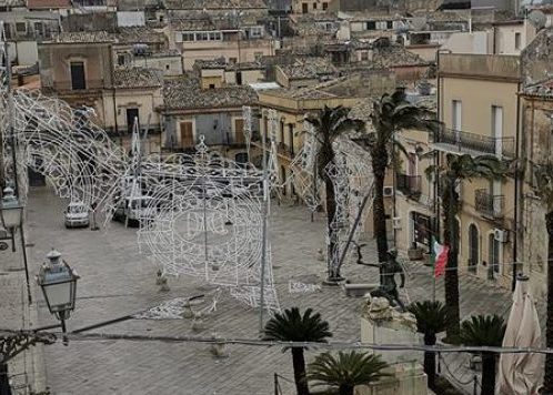 A Chiaramonte il forte vento porta via le luminarie della festa.