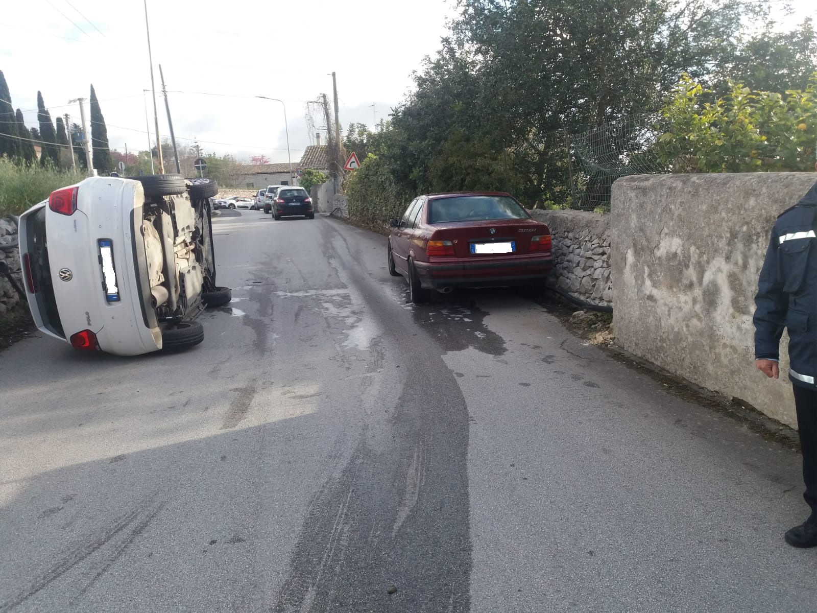 Incidente in Via Caitina a Modica, auto si ribalta