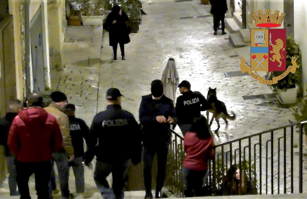 La polizia di Modica controlla il territorio: perquisizioni, sequestri di droga e arresti.