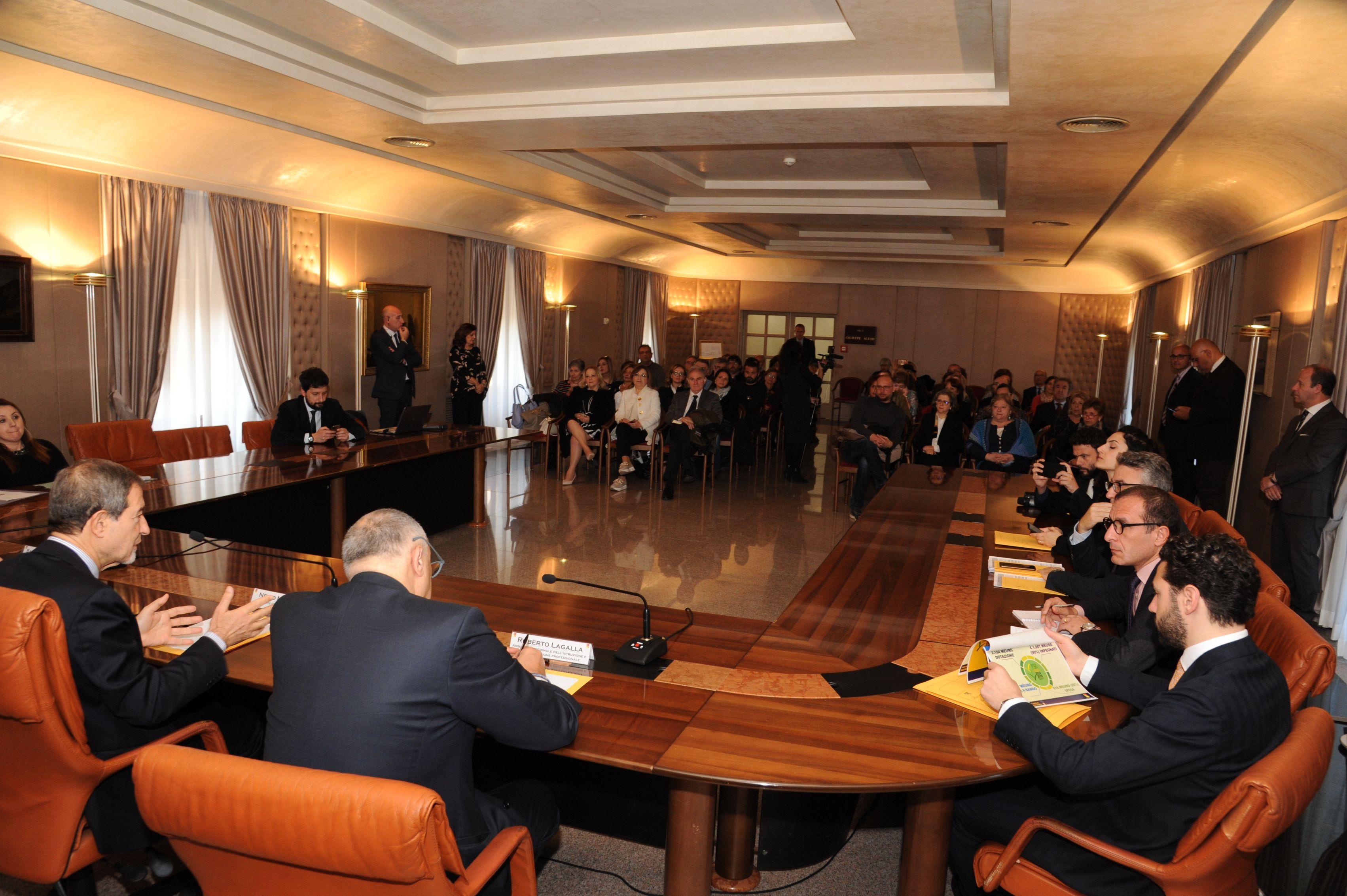 Dirigenti scolastici ragusani  ricevuti dal Presidente della Regione per il progetto “Leggo al quadrato”