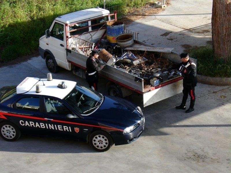 I carabinieri di Modica arrestano due persone e ne denunciano altre due