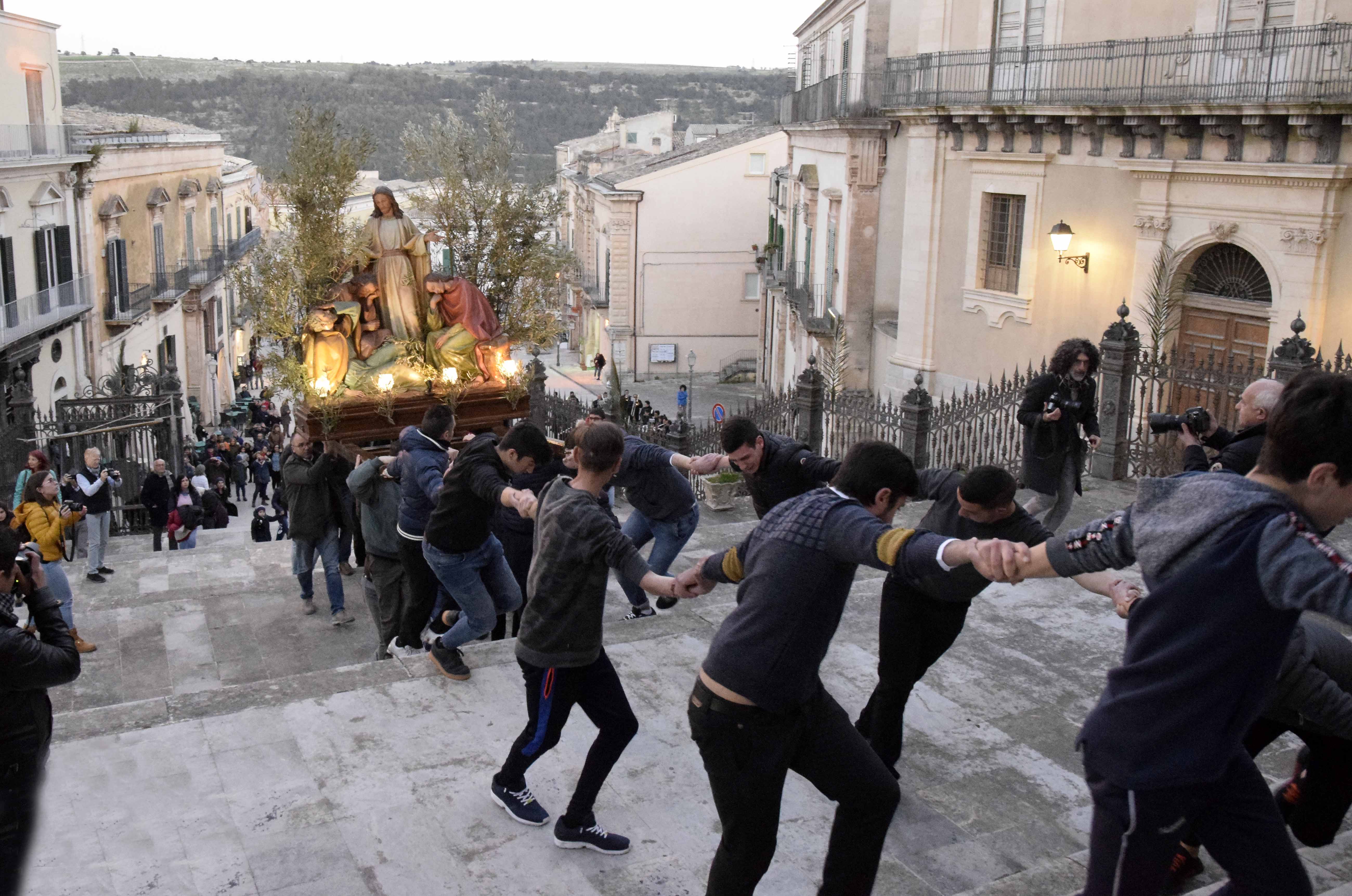 La Settimana Santa a Ibla, ieri due suggestive processioni