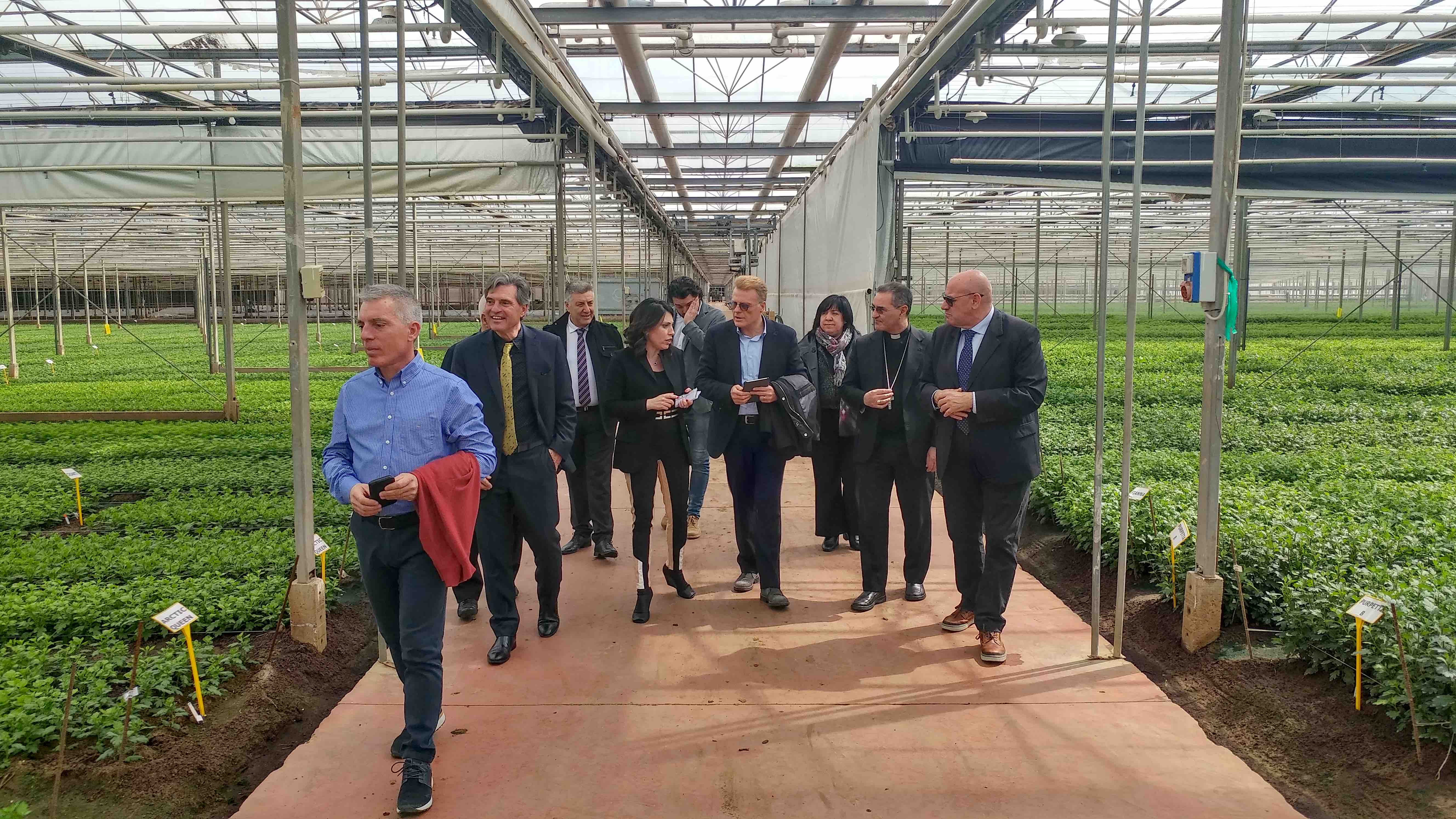 Mons. Cuttitta visita ad Acate una azienda ortofloricola