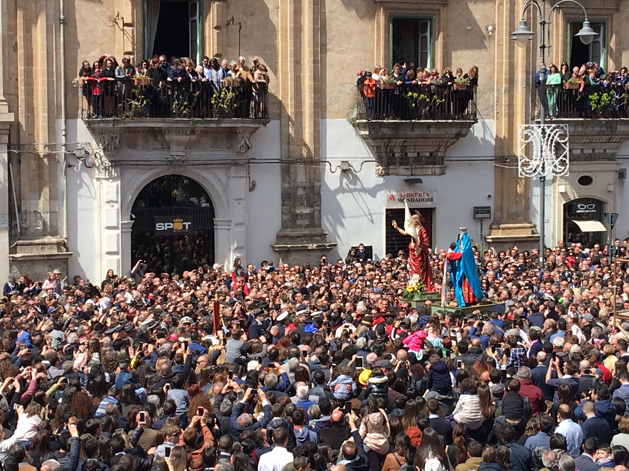 Bus navetta per la Madonna Vasa Vasa a Modica. La festa questa domenica con 6 baci. Anche in notturna