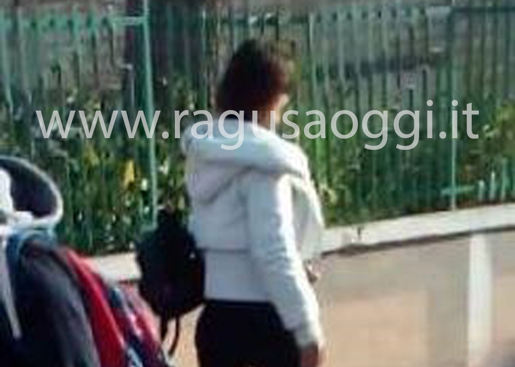 Una donna tenta irruzione all’interno di una scuola perché cerca una bambina. Viene bloccata all’ingresso. Intervengono Vigili Urbani e Carabinieri di Vittoria
