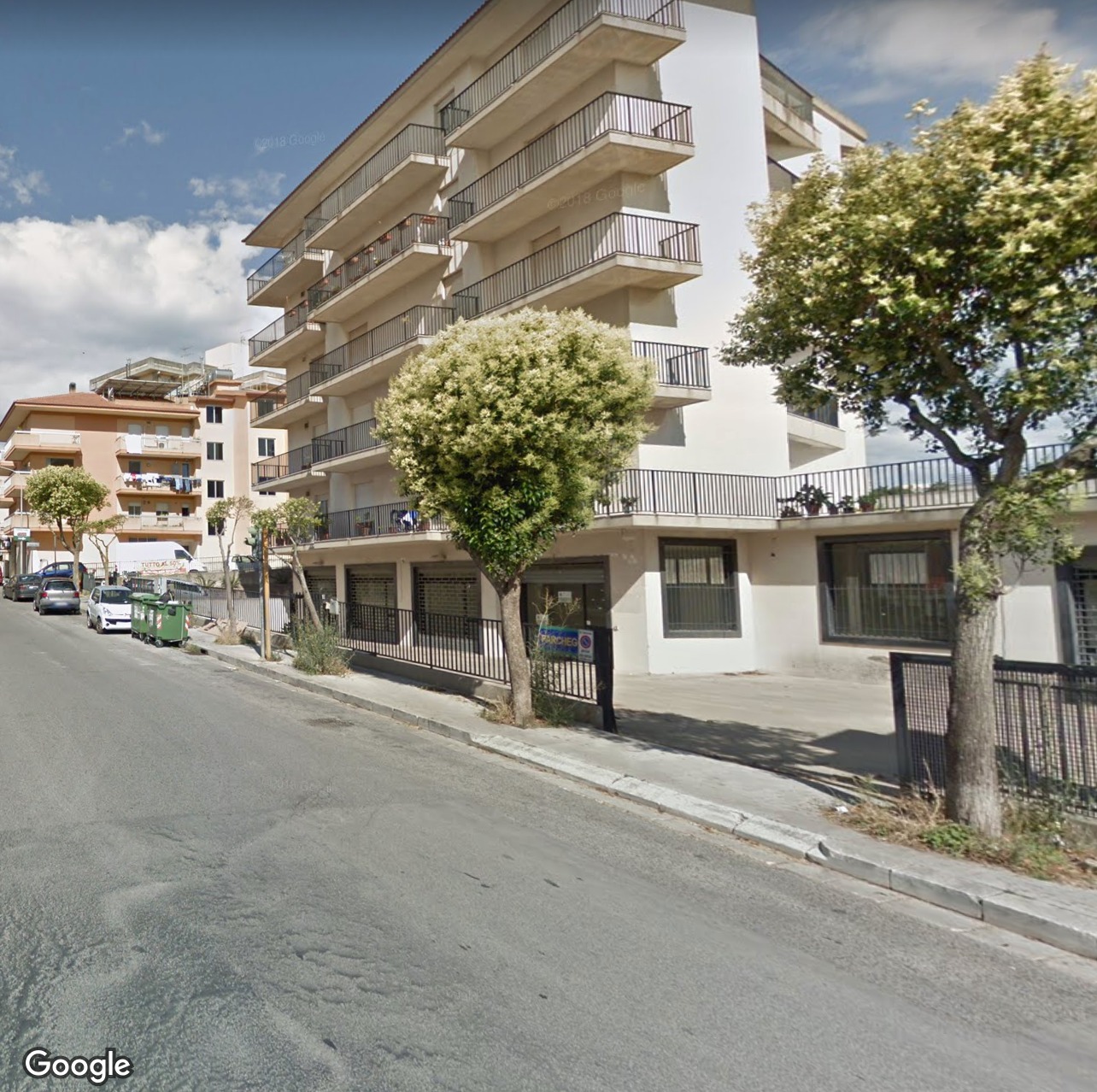 A Ragusa cade dal balcone della sua abitazione. Possibile suicidio.