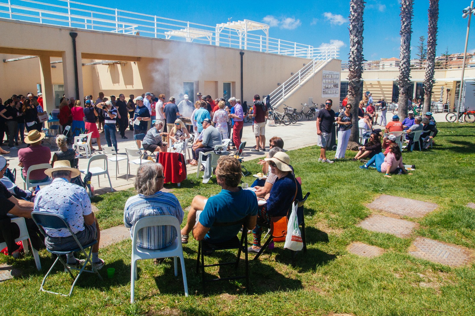 I diportisti stranieri del porto turistico di Marina di Ragusa si salutano con un barbecue