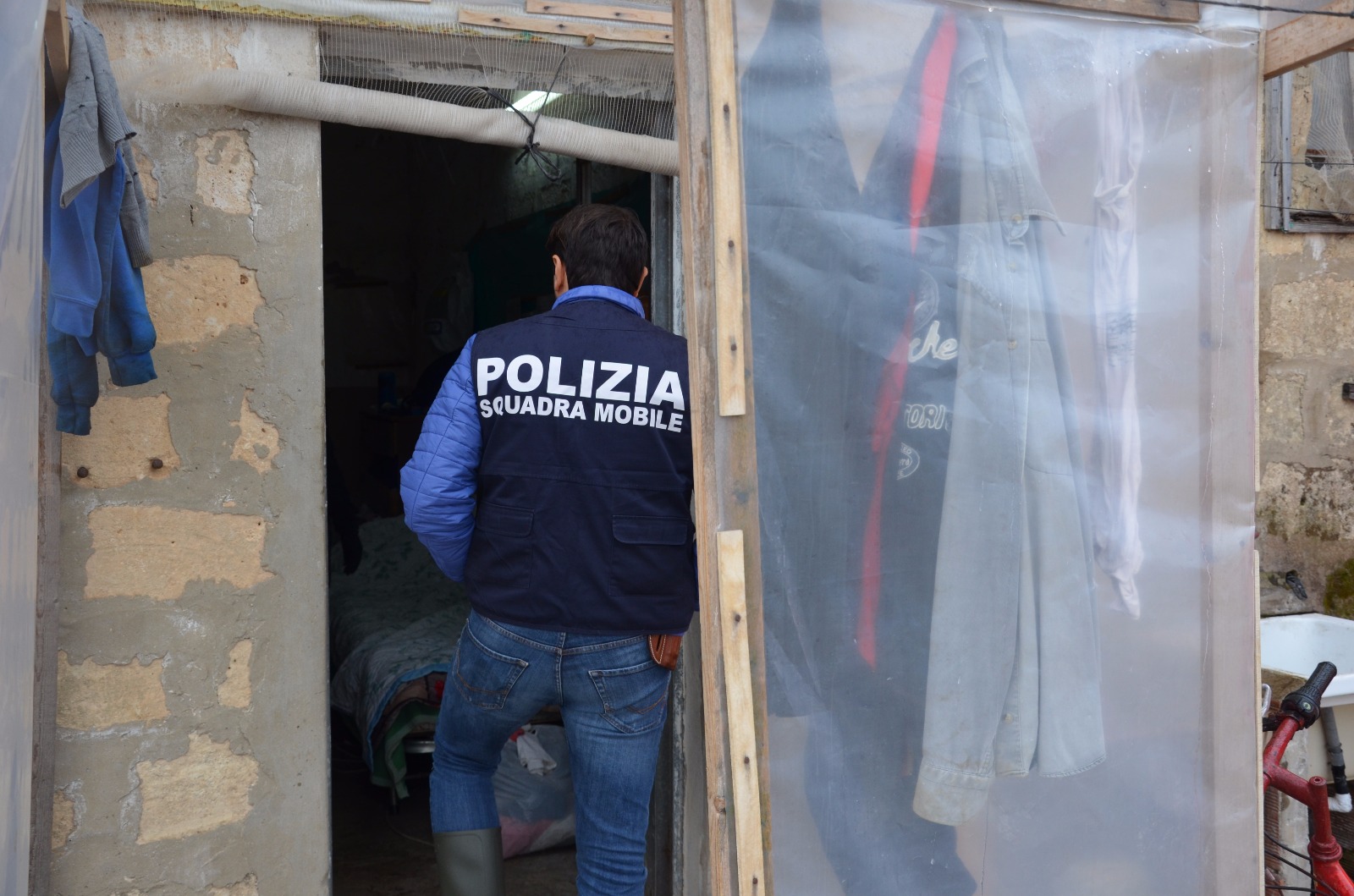 Arrestati due imprenditori agricoli di Scicli  per caporalato. Possiedono una azienda florovivaistica. Sfruttavano la manodopera