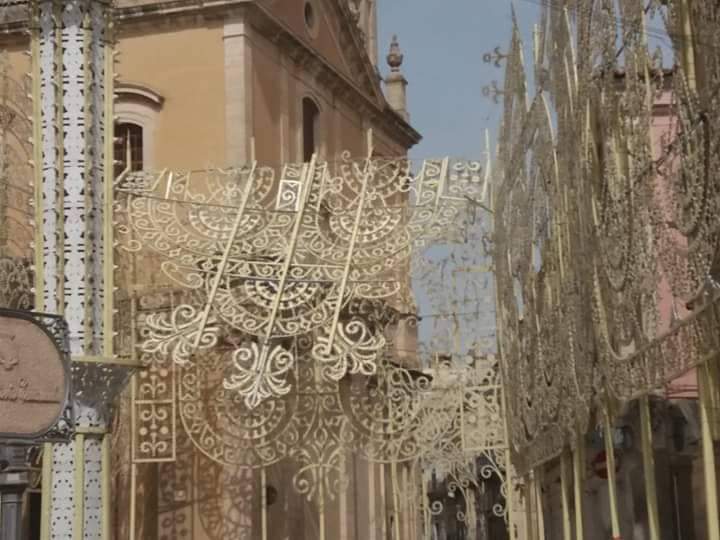 Anche a Comiso luminarie divelte dal forte vento