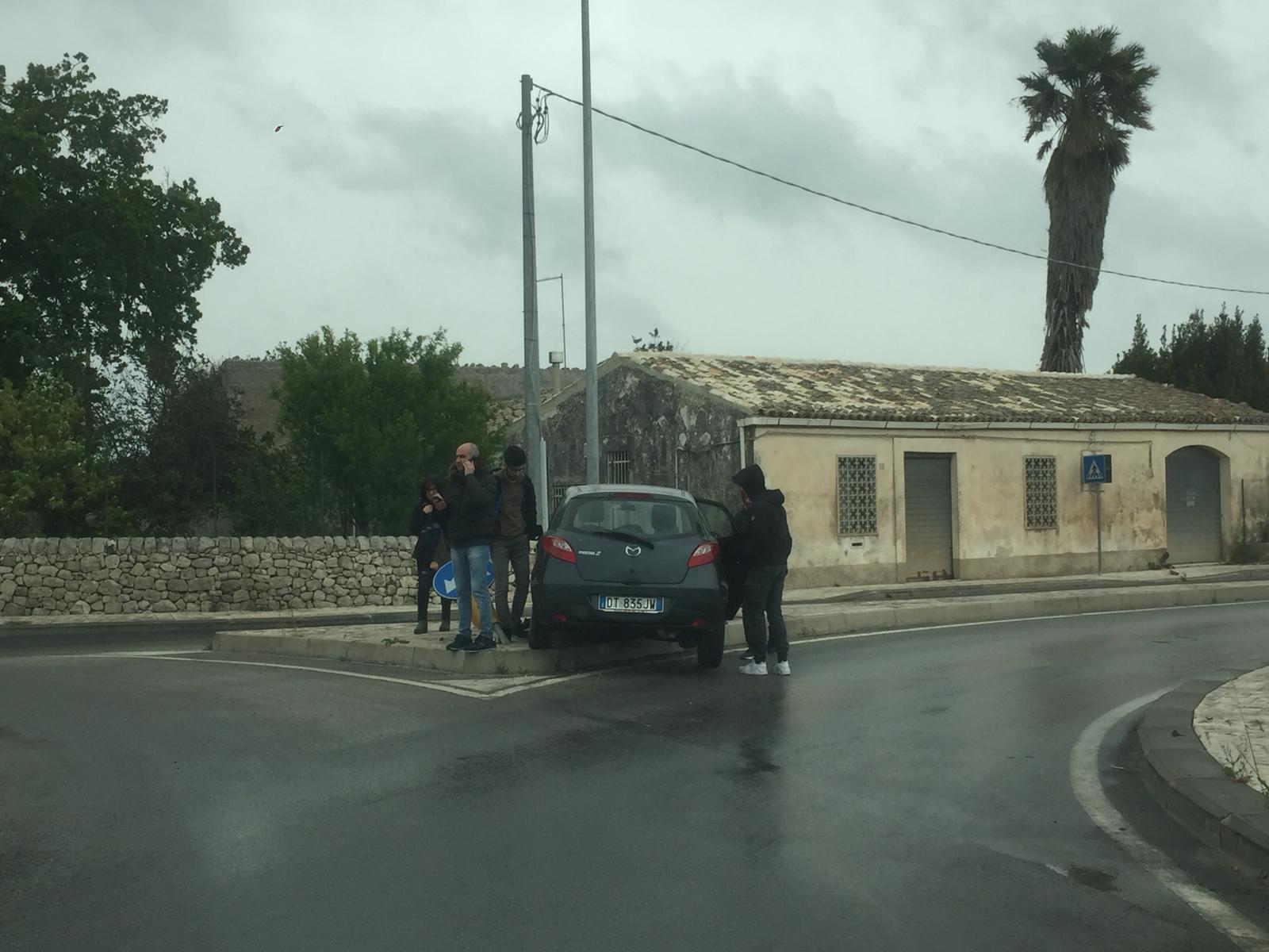 Finisce sullo spartitraffico un’autovettura a Modica. Solo tanto spavento ma nessun ferito.