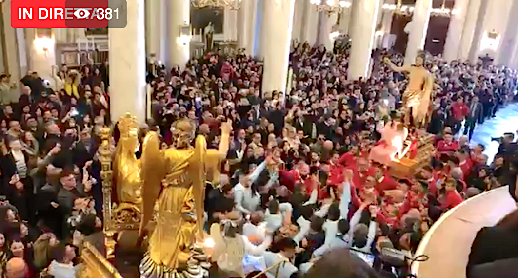 Maltempo, salta la celebrazione esterna della Pasqua a Comiso. A Paci solo dentro la chiesa. DIRETTA VIDEO