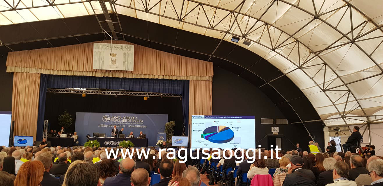 Assemblea della Banca Agricola al teatro tenda. Bilanci solidi e buona stabilità. Critiche dagli azionisti con i gilet gialli