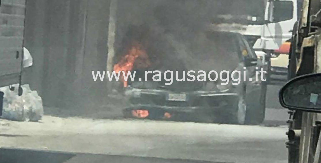 Auto in fiamme vicino al Lidl di Vittoria. Fumo altissimo