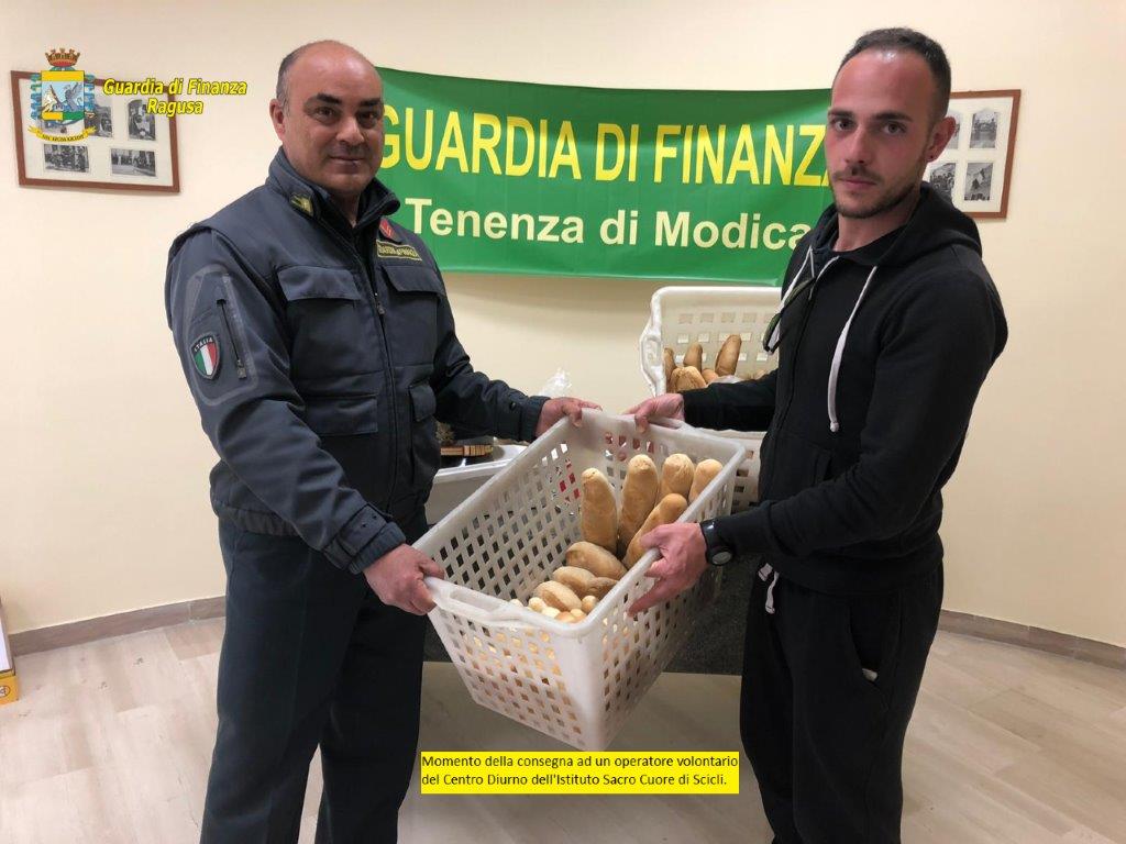 Pane e biscotti venduti abusivamente a Modica. Sequestrati dalla Guardia di finanza.
