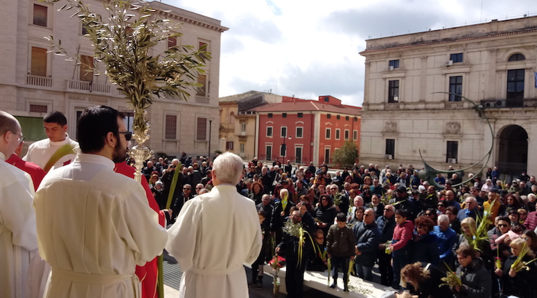 Il vescovo Cuttita celebra la domenica delle Palme in centro storico