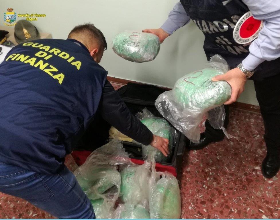 Si stava imbarcando sul catamarano per Malta con oltre 10 kg di marijuana. Arrestato a Pozzallo