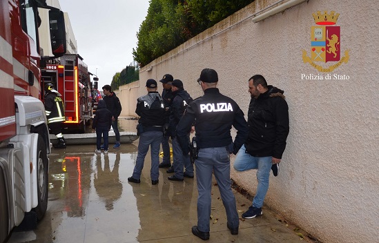 Fiamme in un condominio, donna salvata dai poliziotti