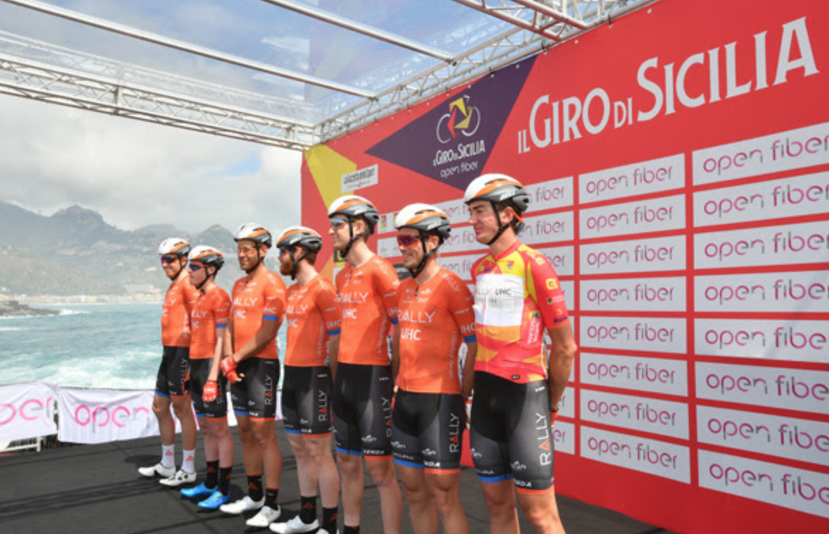 Partita la quarta e ultima tappa del Giro di Sicilia da Giardini Naxos. Si corre salendo l’Etna