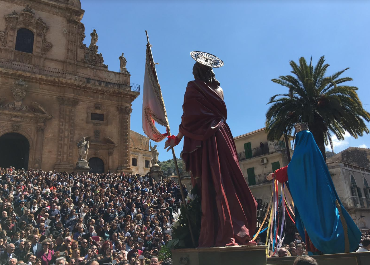A Modica ritorna la grande festa di Pasqua: La Madonna Vasa Vasa con 6 baci, tre dei quali in notturna