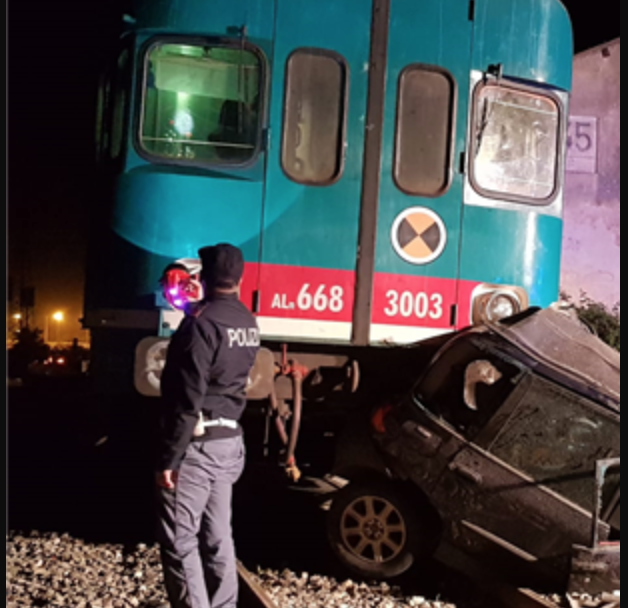 Auto travolta da treno, indagato il marito della donna morta. Identificata la vittima, interrogato ferroviere macchinista