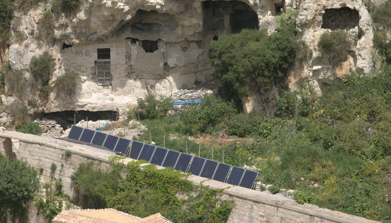Le storiche grotte di Chiafura a Scicli e i pannelli solari. Legambiente scrive a sindaco e soprintendente