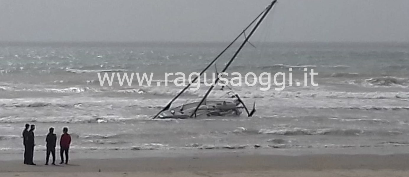 Un’imbarcazione a causa del maltempo si arena sulla spiaggia di Pozzallo. Piccolo naufragio