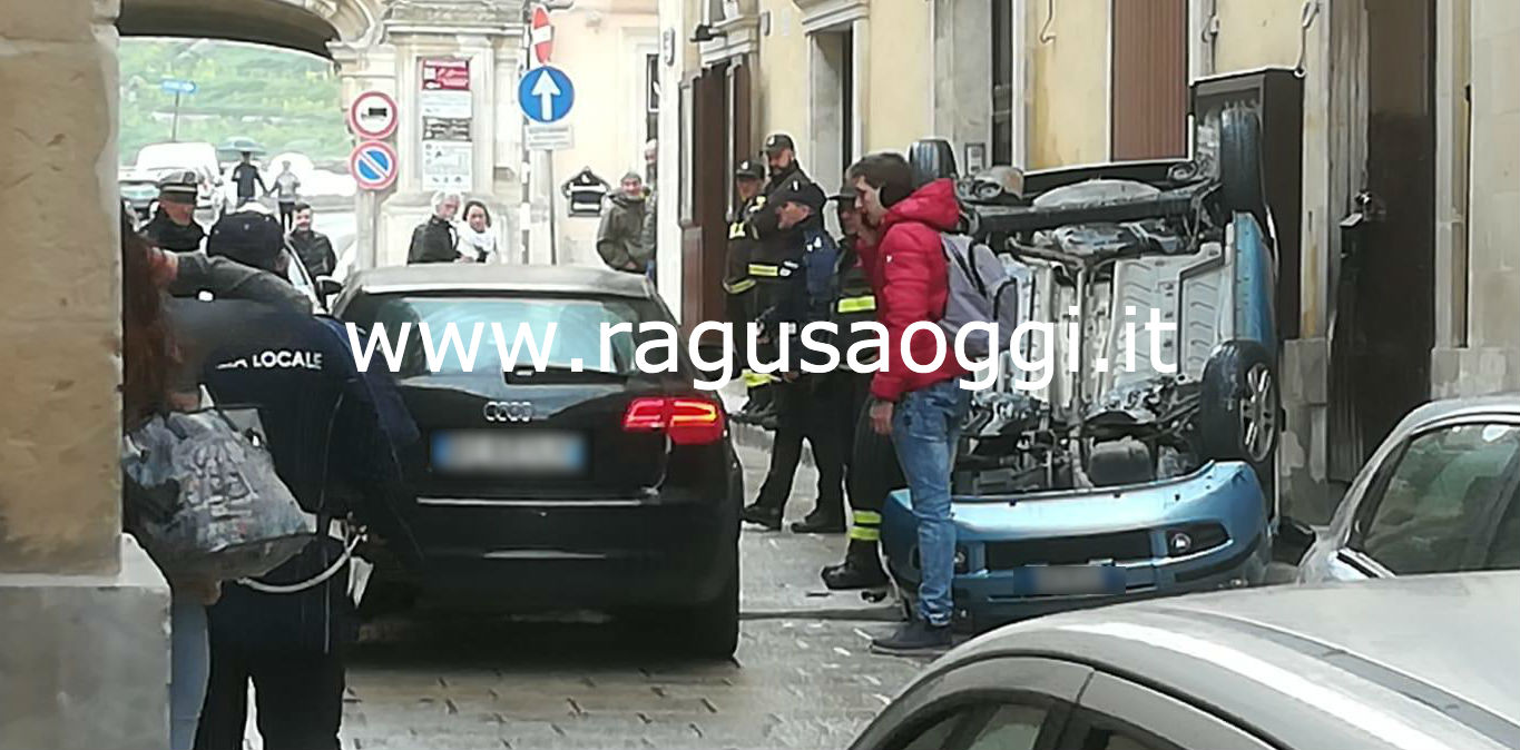 Incidente vicino piazza Duomo a Ibla. Auto si capovolge