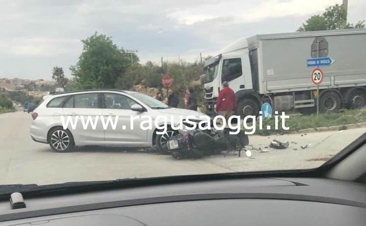 Incidente stradale, auto contro scooter. Il motociclista in prognosi riservata. A Modica