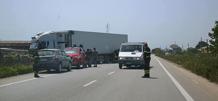 Incidente sulla Ragusa – mare, Tir va fuori strada, coinvolta anche un’autovettura. C’è un ferito