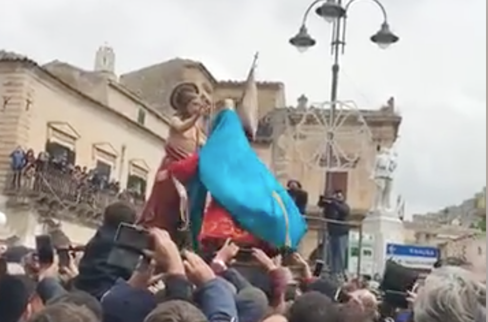 I baci della Madonna Vasa Vasa a Modica tra il vento. Tantissimi turisti. VIDEO DIRETTA