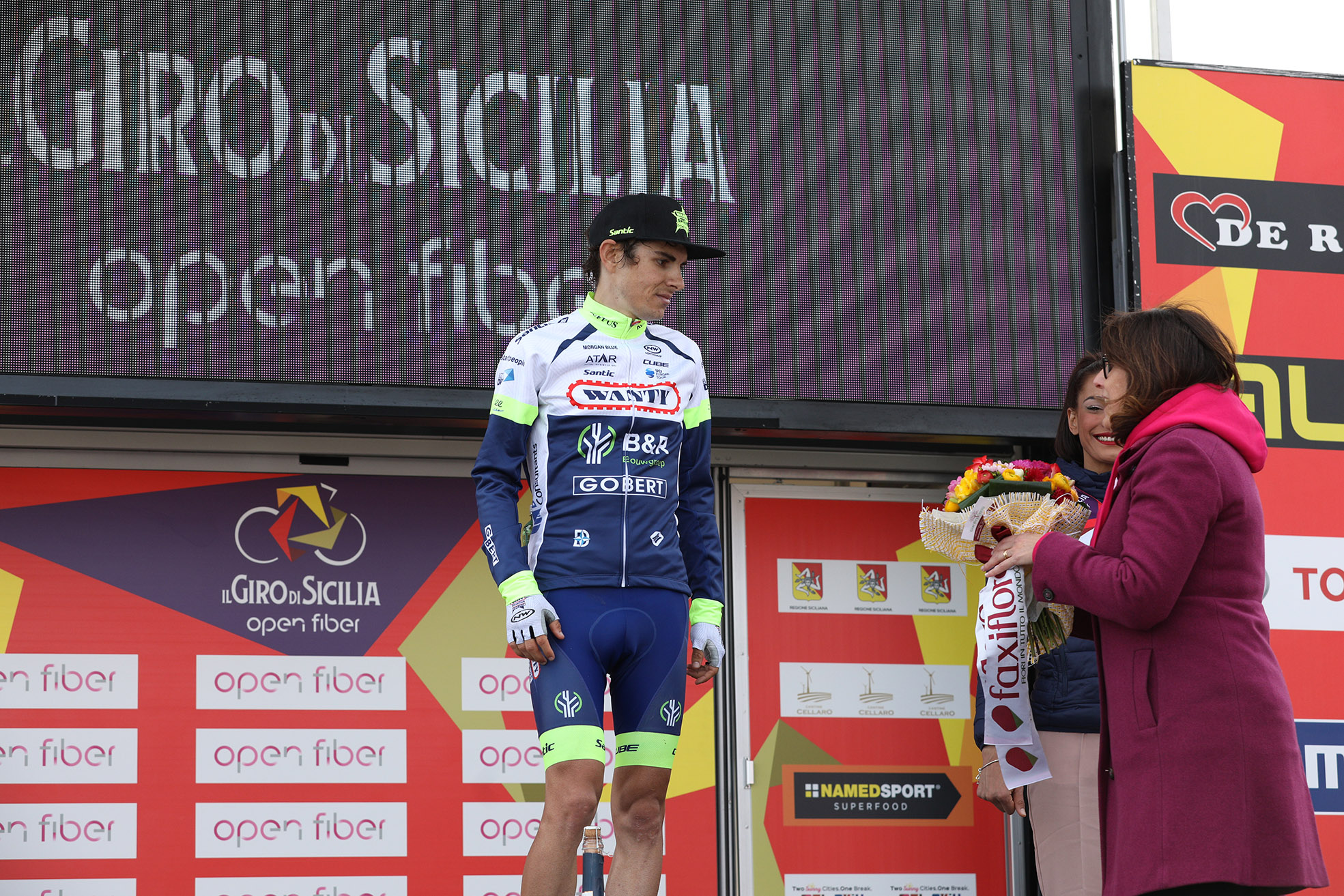 Giro di Sicilia, Martin si prende la vetta dell’Etna e riceve il premio da Open Fiber