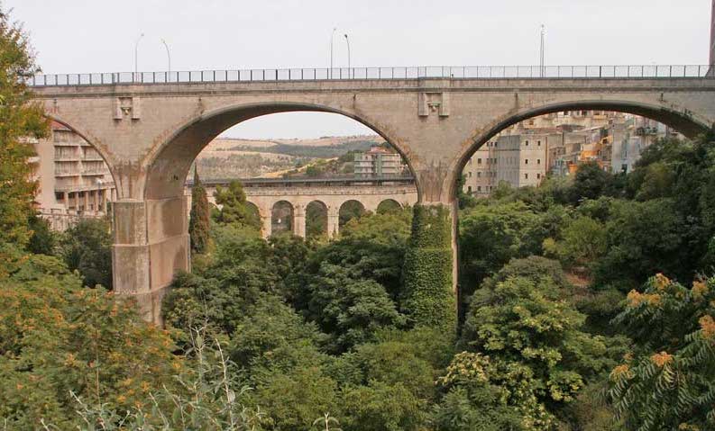 Decoro urbano nel cuore della città di Ragusa. Ecco i paletti per rimuovere le brutture che danno un senso di abbandono al tessuto urbano